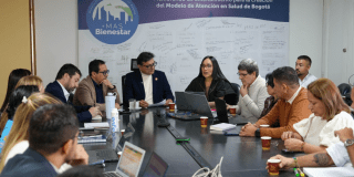 Foto del secretario de Salud hablando con otros funcionarios del sector salud 