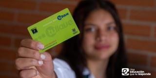 Foto que muestra una estudiante con una tarjeta TuLlave en la mano