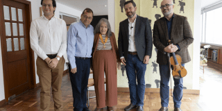 Foto que muestra a Beatriz González junto con el alcalde Carlos Fernando Galán y el Secretario de Cultura