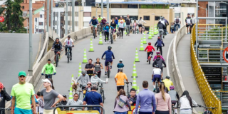 Foto de ciudadanos en la ciclovía de Bogotá 