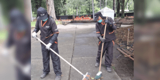 Imagen del equipo de limpieza en el ejercicio de su labor en el Parque Nacional.
