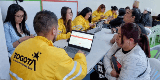 Imagen de funcionarios de Integración Social en una mesa de trabajo