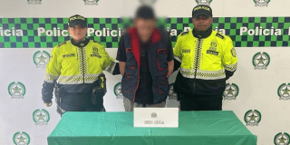 Imagen del capturado con dos policías