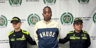 Hombre capturado en medio de dos policías