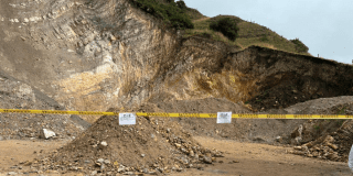 Imagen de una zona despejada con una montaña de escombros