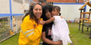 Funcionaria de la Secretaría de Integración Social con una madres y su hija 