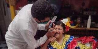 Instructor de Centros Crecer maquillando a una mujer 