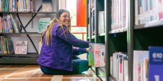 Foto que muestra una persona en una biblioteca