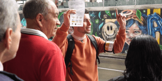 Imagen de ciudadano organizando una fila en un portal de TransMilenio