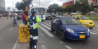 Foto que muestra vehículos andando por las calles 