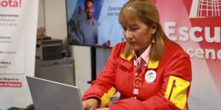 Funcionaria de la Secretaría de Hacienda revisando el portal de pagos 