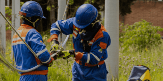 Imagen de un técnico de Enel raelizando mantenimiento a unos cables de luz
