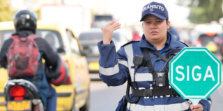 Agente de tránsito dando paso