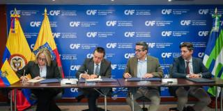 Momento de firma del convenio entre IDU y Banco de Desarrollo de América Latina y el Caribe (CAF)