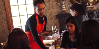 Imagen de un mesero atendiendo una mesa