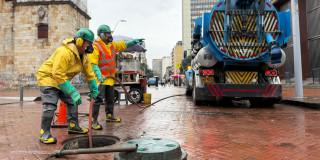 Foto que muestra trabajadores del Acueducto de Bogotá