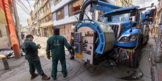 Foto que muestra trabajadores del Acueducto de Bogotá 