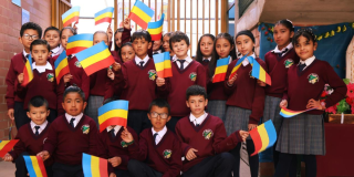 Imagen de niños con banderas de Cundinamarca