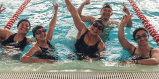 Imagena de varias personas disfrutando del curso de natación