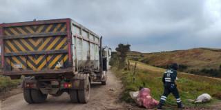 Foto que muestra una volqueta y un trabajador recolectando residuos