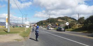 Foto de un agente de tránsito en una vía de Bogotá