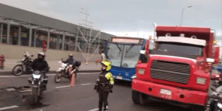 Imagen de un camión en una calle