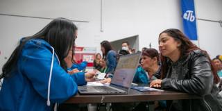 Una mujer accediendo a información del programa Conexión Social – Bogotá me conecta