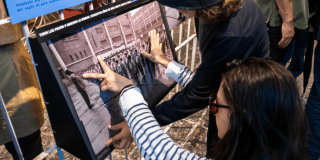 Imagen de dos mujeres observando la exposición.