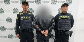 Imagen del capturado junto a dos policías