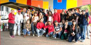 Foto que muestra un grupo de personas sonriendo