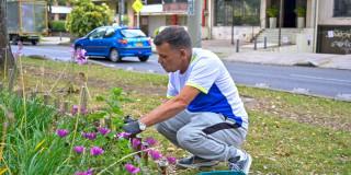Exhabitante de calle en labores de embellecimiento del Park Way