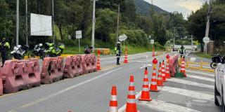 Foto de un agente de tránsito en una vía de Bogotá
