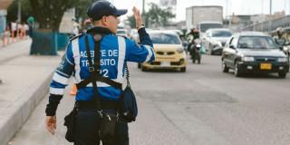Foto de un agente de tránsito regulando el tráfico en una vía