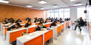 Foto que muestra estudiantes en un salon de clases