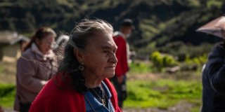 Imagen de una adulta mayor de perfil