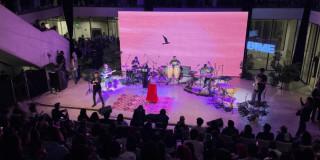 Foto que muestra un grupo de personas cantando