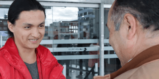 Imagen de dos personas hablando