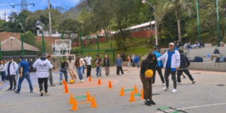 Imagen de personas jugando en un parque