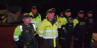 Imagen de policías recibiendo órdenes