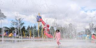 Foto que muestra la fuente del Parque de los Niños y las Niñas en Bogotá