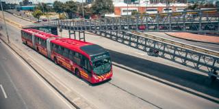 Foto de un bus de TransMilenio en una vía de Bogotá