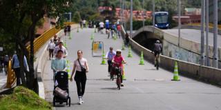 Imagen de muchas personas disfrutando de la ciclovía de Bogotá.