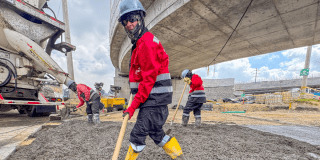 Foto de unas personas en una obra de Bogotá 