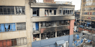 Foto de un edificio con daños visibles por incendio tras emergencia