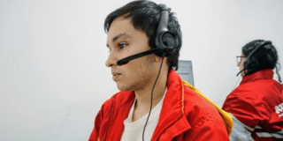 Imagen de una persona atendiendo una llamada 