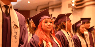 Imagen de una estudiante con birrete