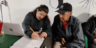 Imagen de una persona inscribiéndose 