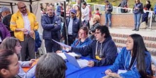 Funcionarios de Integración Social atendiendo a la comunidad