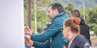Imagen del alcalde Carlos Fernando Galán pintando un puente