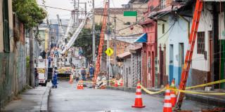 Foto que muestra postes de luz 